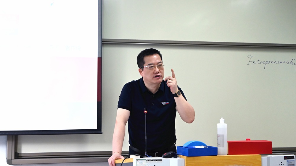 集团董事长柯建东先生受邀为武汉大学《企业家论坛》授课